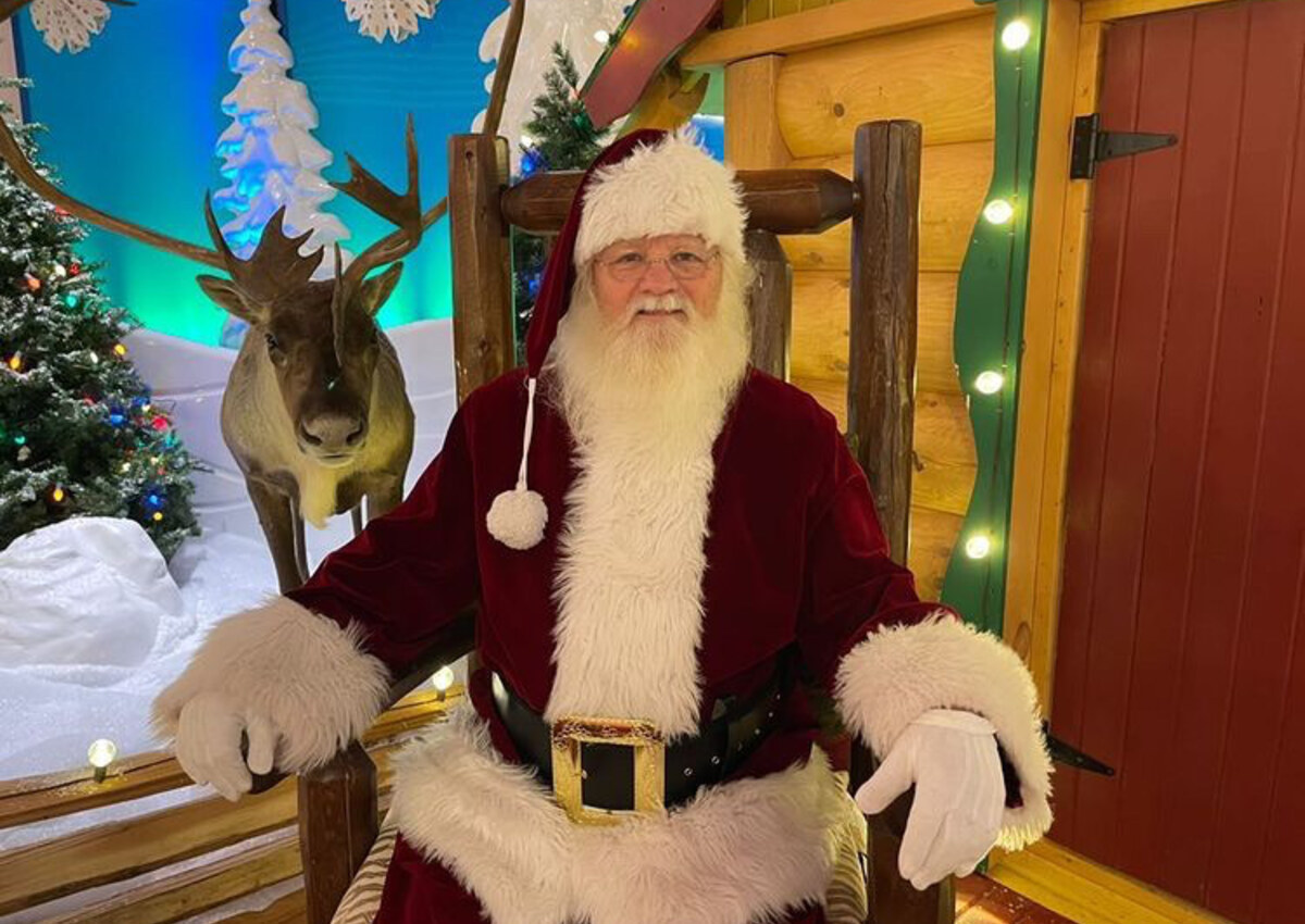 Professional Santa Claus in Seattle WA holiday photo set appearance