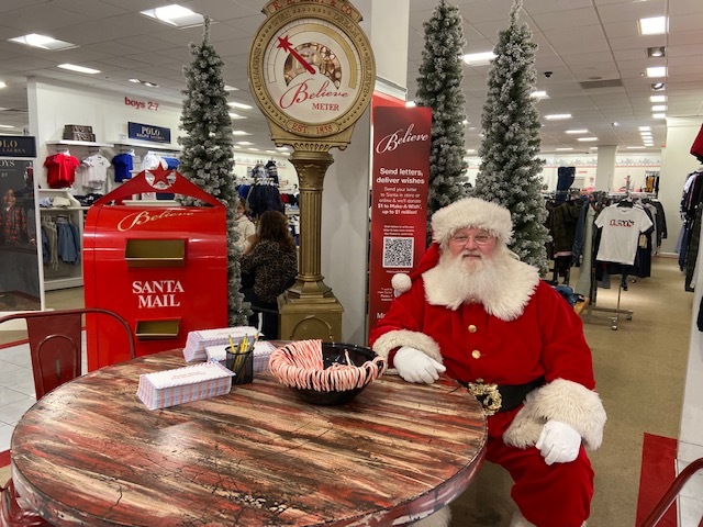 Professional Santa Claus in Milwaukee Wisconsin at a retail holiday appearance